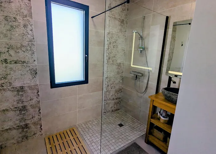 Vakantiehuis New House With Garden - Near *