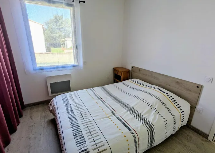 Vakantiehuis New House With Garden - Near