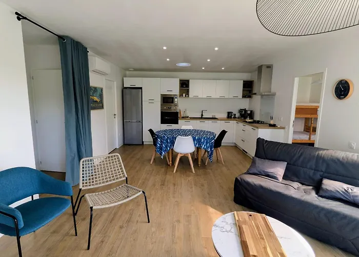 Vakantiehuis New House With Garden - Near *